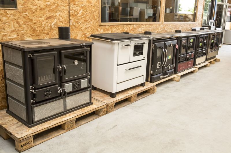 gammes des cuisinières à bois lekko visibles dans notre showroom de Blois dans le 41