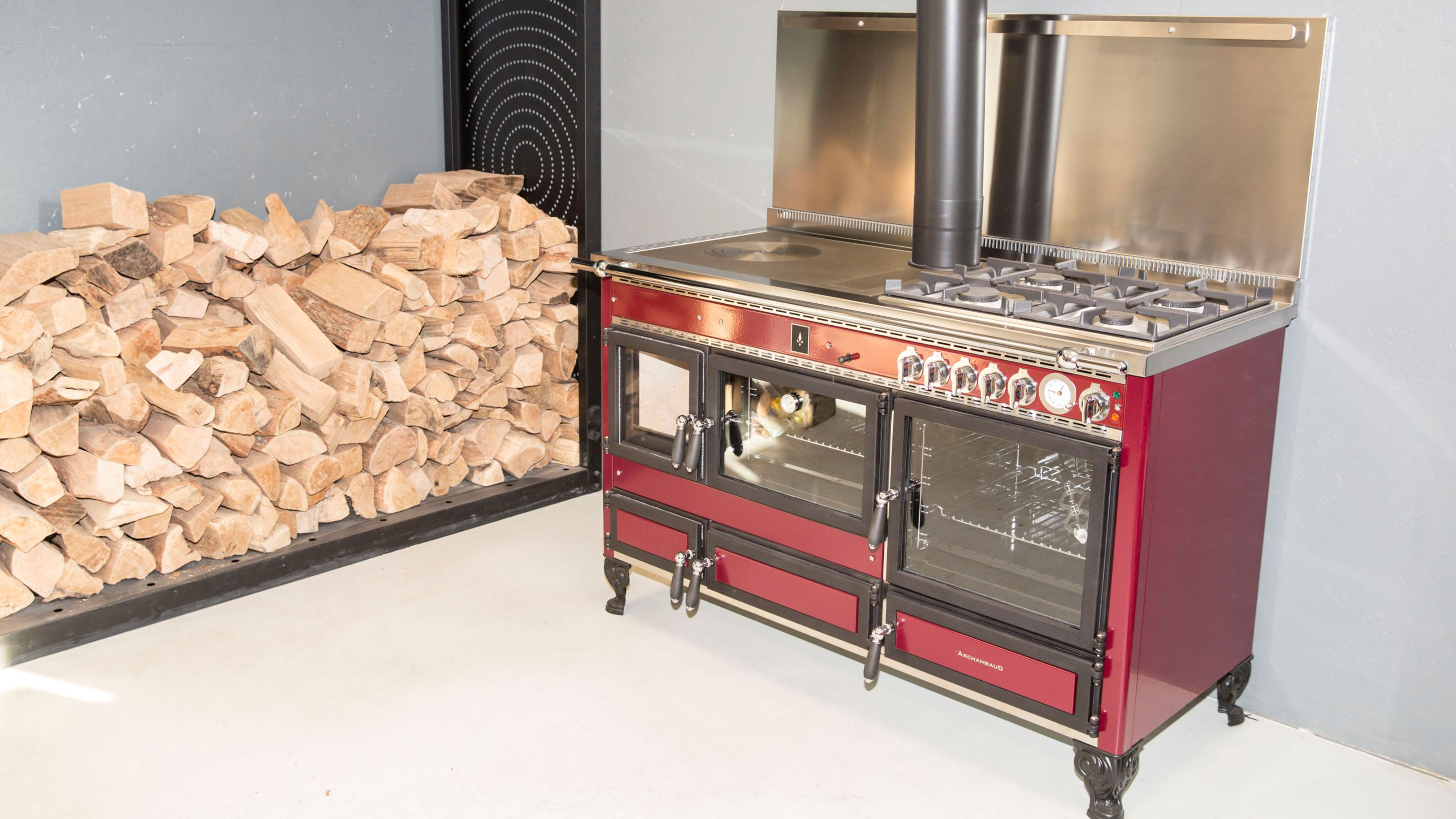 Cuisinière à bois exposée dans le showroom LEKKO